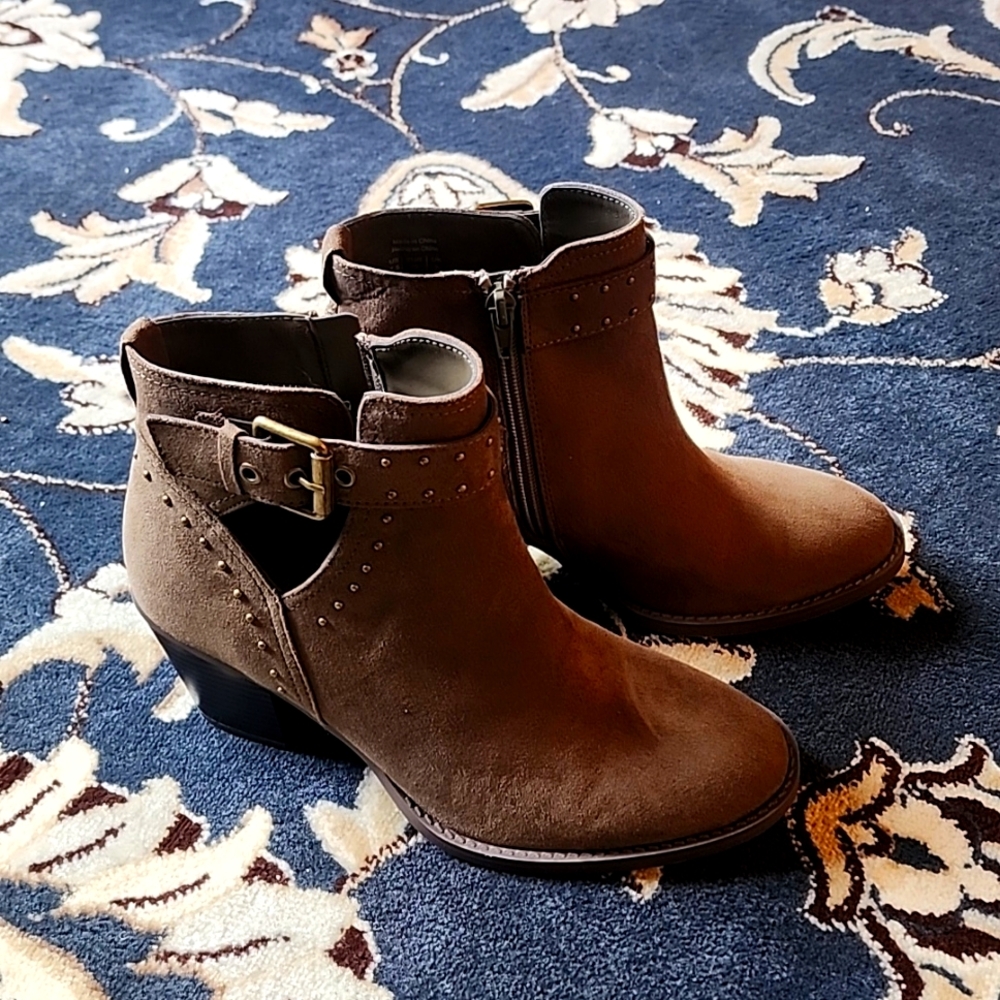 Market and Spruce, 7.5, olive brown